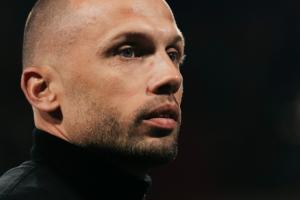 欧冠4战全败，荷甲联赛仅列第4，官方宣布：阿贾克斯主帅海廷加下课。