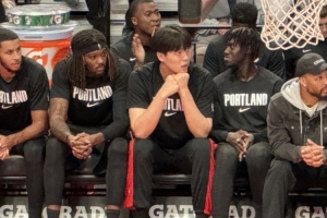 开拓者媒体人认为，杨瀚森每场比赛仅体验5分钟，其发展效果还不如去发展联盟打30分钟。