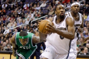 阿里纳斯：多数球员会持枪，这主要是为了自卫，而且枪械通常存放在更衣室里。