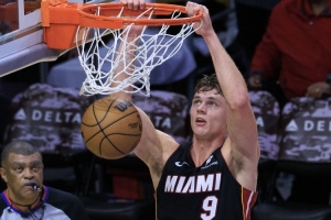 斯波：拉松的出场时间均凭实力获得，他在无形中做出了诸多贡献。