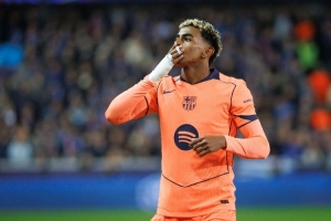 弗里克若无法解决防守隐患，巴萨恐将一无所获；亚马尔则需扛起核心重任。