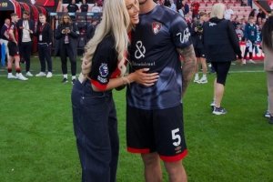 《邮报》报道称，英超联赛中涌现出一对新的队内情侣，伯恩茅斯的这对金童玉女已受到球迷们的热烈追捧。