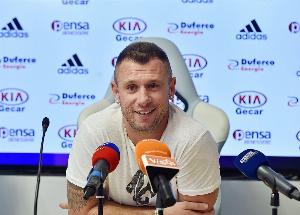 卡萨诺直言不讳地表示，他对阿莱格里的足球风格并不欣赏，并预测其执教生涯将和穆里尼奥一样短暂。