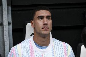 据《米兰体育报》报道，弗拉霍维奇为留在尤文图斯需接受接近腰斩的降薪，同时已有多家豪门准备将其作为免签目标。