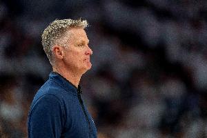 科尔表示，球队尚未确定固定的轮换阵容，持续的人员调整导致球员们仍未能完全适应各自的场上角色。