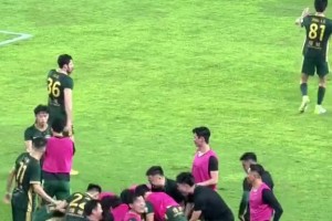 浙江球迷炸锅了！现场实拍浙江队最后时刻绝平蓉城
