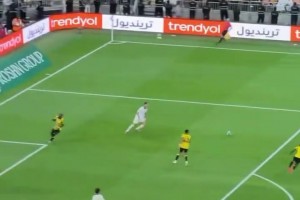 C罗自己射门无果后迅速回防坎特，40岁老汉还能有这体力