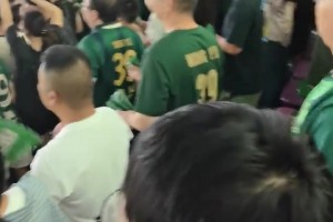 浙江队球迷整齐划一高喊：干死成都！