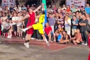 第一次看到有人在实战中把克劳福德的招牌动作复制一遍