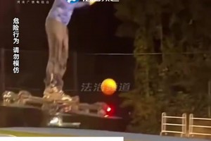 男子站在无人机上投篮，结果球反弹到无人机上失衡摔落