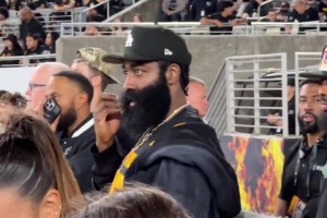 可爱捏！哈登现身棒球比赛现场，这一身穿搭太萌了