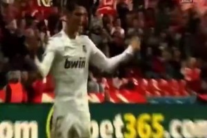 野兽般身体！当年C罗被铲倒后，立刻示意马竞球员再上点强度