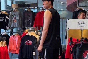 试戴帽子太搞笑！杨瀚森逛开拓者球迷商店：买16号球衣送人？