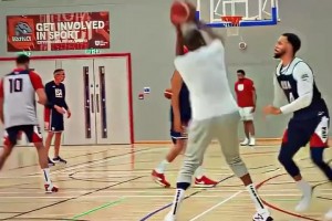 杜兰特跳投，库里的伸手只能防到腋下，这令人惊叹的天赋啊