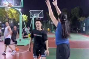 野球场肘姐晒打球视频：我这个冲击力怕你受不哦