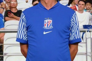 单足支撑蓝色信仰!申花球迷陶吾炜赛前担任主场国歌领唱人