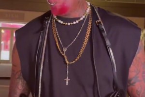 风骚依旧！最爱吃的东西是什么？罗德曼指向了旁边的女友……