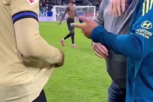 两位中场大师！22岁的佩德里与40岁的卡索拉交换球衣并拥抱