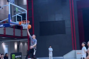 有球迷调侃威少化身民间球迷打球会是怎样 大概就是这奇特画面？