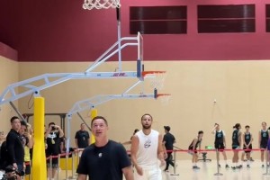 “库里投篮的准度真不开玩笑”！球迷随手录制 库里27中26！