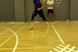 这个造型显得年轻多了！克莱在纽约最新个人训练