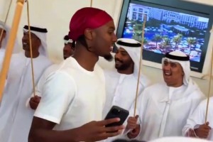 76人全队抵达阿布扎比参加NBA季前赛 保罗乔治穿搭太帅了