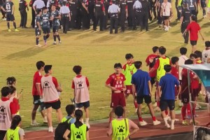 赣超赛场不和谐一幕：景德镇球迷从看台疯狂投掷杂物