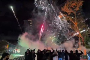 凌晨2点！加拉塔萨雷球迷在利物浦球队酒店外燃放烟花