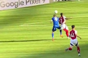 男人对决！当年哈兰德和萨利巴这对抗也太狠了，脑袋都撞一起了