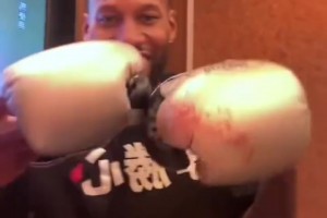 威姆斯赢下和恶鼠的八角笼战之后 直播间展示拳击手套上的番茄酱