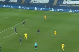 逆天滞空！C罗的头球艺术