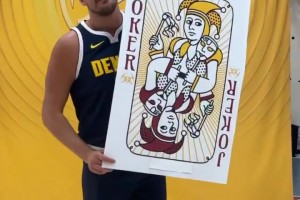 这是真大王！约基奇媒体日拿起“大王”扑克牌拍照