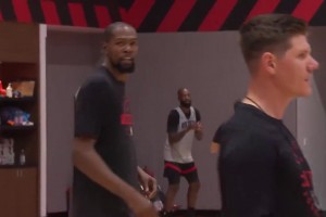 这一身红真顺眼杜兰特穿火箭球衣亮相新赛季训练营