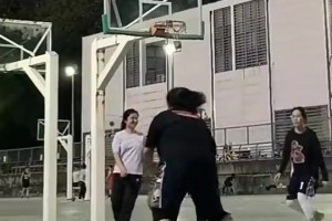 下血本了！老詹做客网红Kai直播间，赠送价值20万美刀的爱彼手表