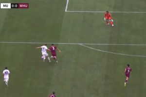 曼联博主反驳：同样的机会看看霍伊伦都干了些什么？