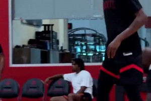 杰夫-格林防守杜兰特被吹犯规，抱怨道：天哪，是他先拉我啊！