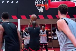 三分威胁！小贾投篮假动作点飞申京，随后助攻杜兰特得分