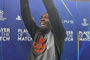 实拍小图拉姆收获欧冠mvp奖杯，网友：图图永远是个乐天派