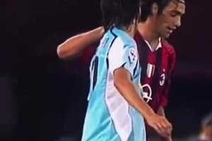 当年小因扎吉朝内斯塔来了个“吻颈之交”，结果惨遭。。。