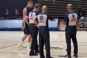 掘金邀请了NBA主裁来吹罚队内训练！约基奇与其进行了一番交涉