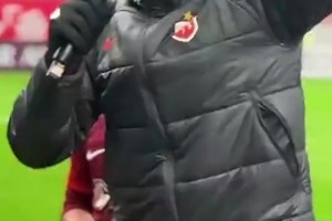 去年海港赛后高呼“奥斯卡留下” ，奥斯卡捂脸痛哭不止