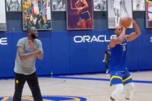 两人都是撅腚投篮！看到霍福德与追梦一起训练，感觉还是有点不太真实