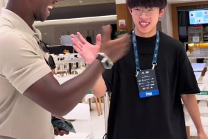 相爱相杀！当山东泰山球迷在香港偶遇国安外援法比奥❤