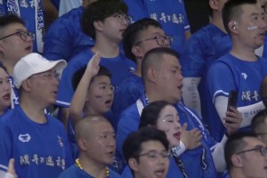 人民有信仰，民族有希望！奏国歌时，连云港小球迷行少先队队礼