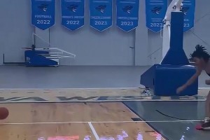 这是什么仇什么怨啊！队内训练篮球场变摔跤场！