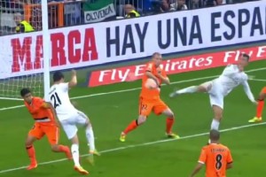 灵感一闪！C罗不停球杂耍射门向后踢破门！