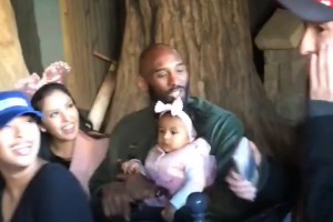 原本幸福！17年小碧生日那天 科比一家在迪士尼乐园被球迷偶遇