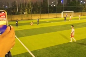 博主：徐州市队教练教小孩废人的动作，可悲的是对方家长乐在其中