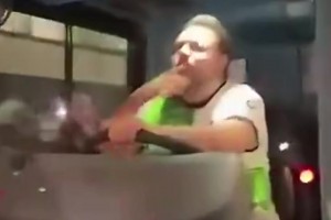 真不怕被创啊！切尔西球迷撞见穿利物浦球衣的公交司机…