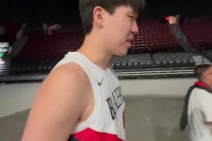 第一次穿球衣进开拓者主场啥感觉？杨瀚森：挺凉快的